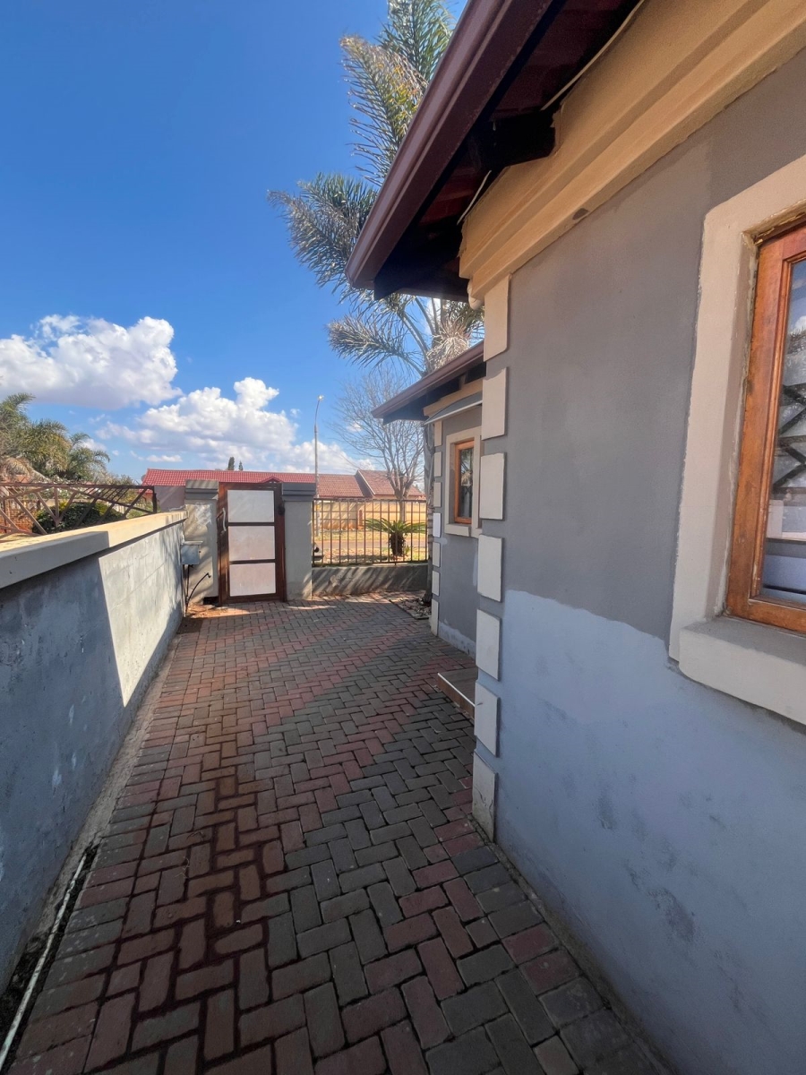 2 Bedroom Property for Sale in Dawn Park Gauteng