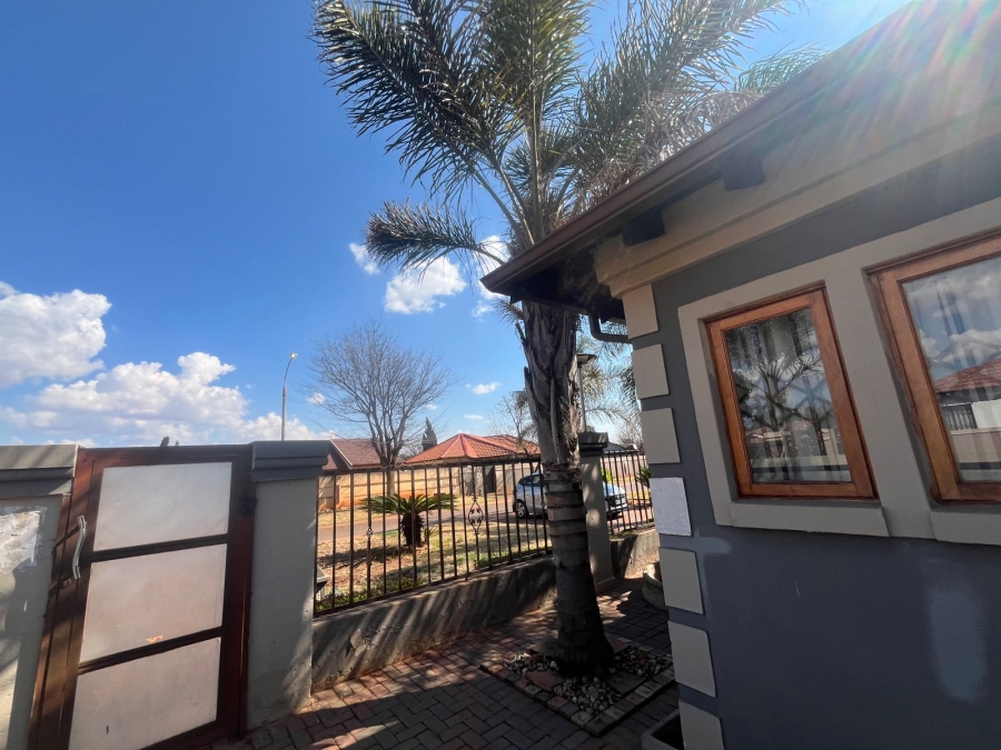 2 Bedroom Property for Sale in Dawn Park Gauteng