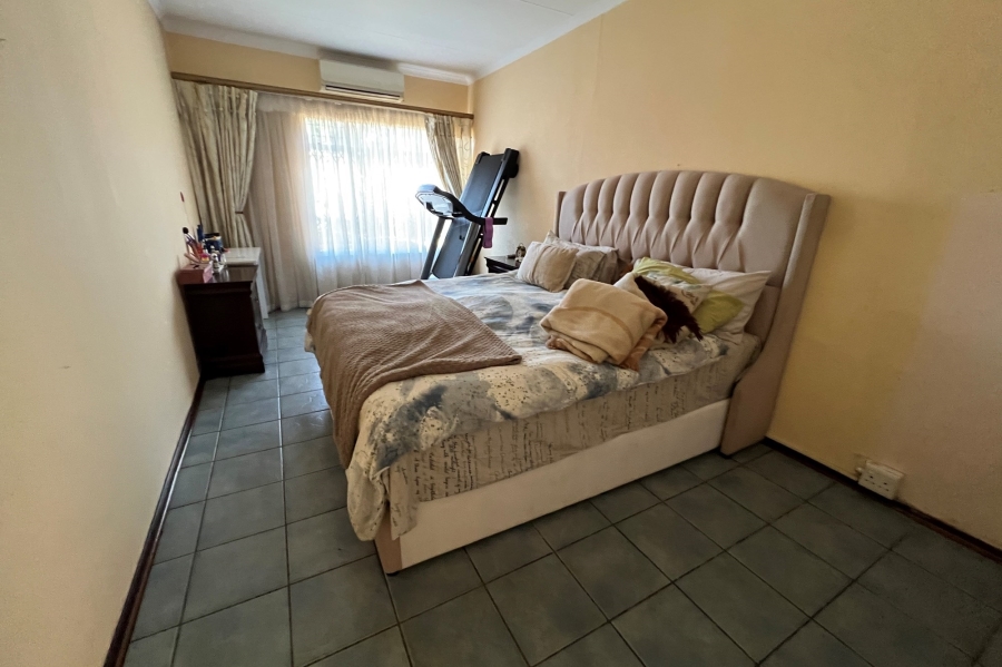 4 Bedroom Property for Sale in Rooihuiskraal Gauteng