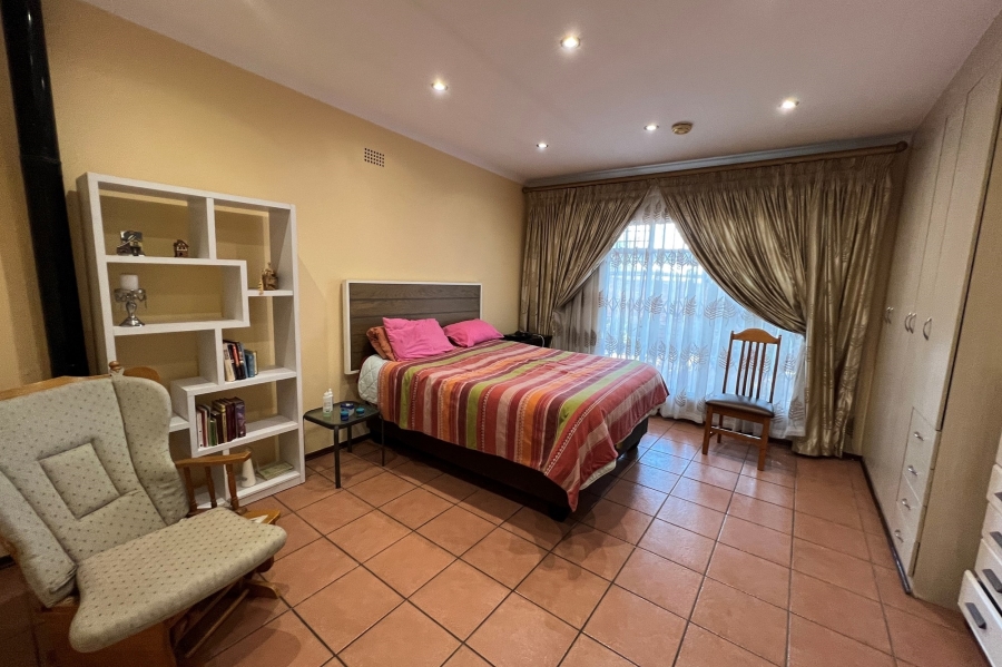 4 Bedroom Property for Sale in Rooihuiskraal Gauteng