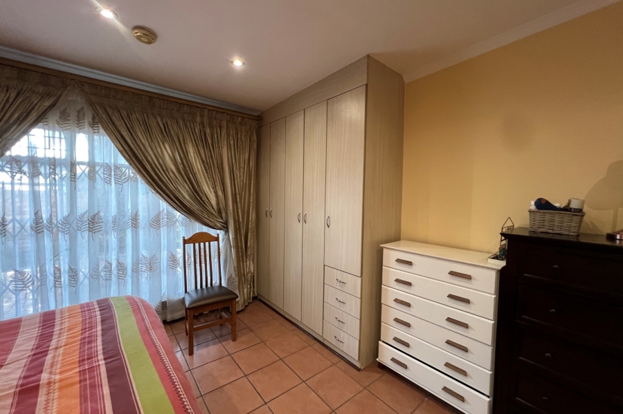 4 Bedroom Property for Sale in Rooihuiskraal Gauteng