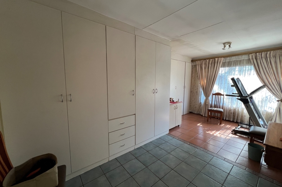 4 Bedroom Property for Sale in Rooihuiskraal Gauteng