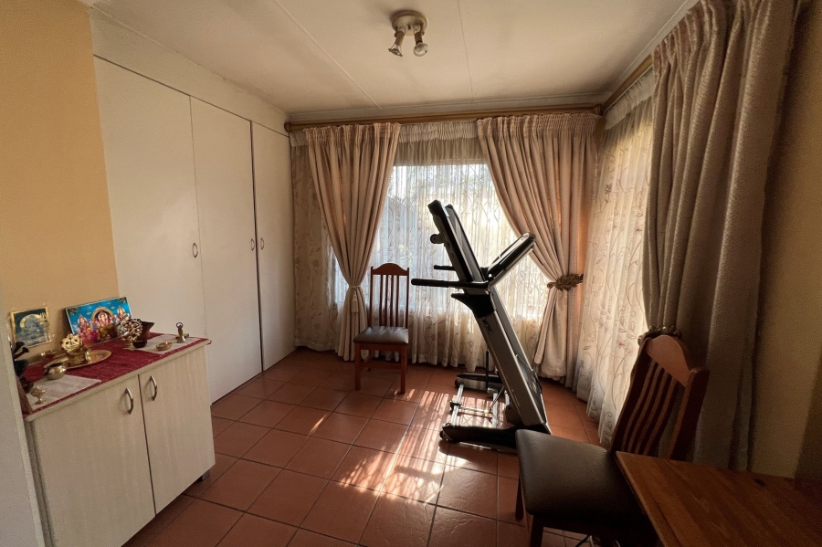 4 Bedroom Property for Sale in Rooihuiskraal Gauteng