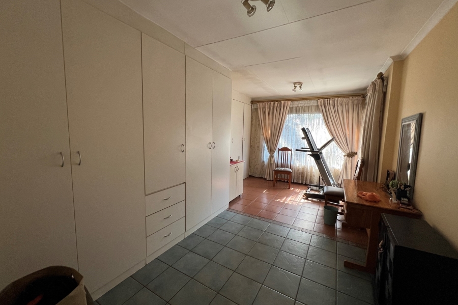 4 Bedroom Property for Sale in Rooihuiskraal Gauteng