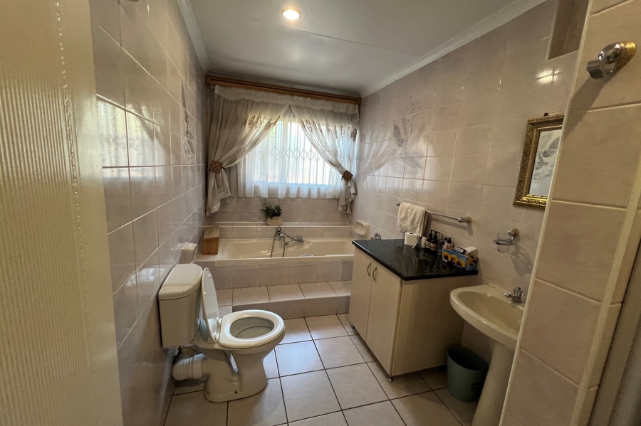 4 Bedroom Property for Sale in Rooihuiskraal Gauteng