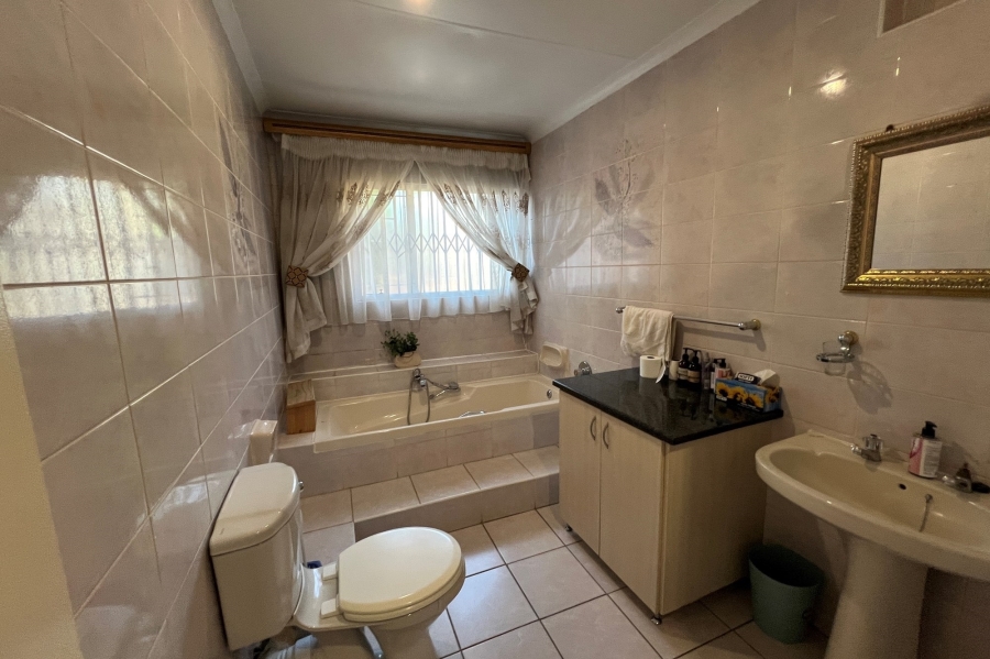 4 Bedroom Property for Sale in Rooihuiskraal Gauteng