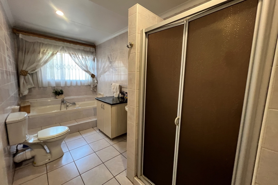 4 Bedroom Property for Sale in Rooihuiskraal Gauteng