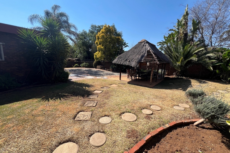 4 Bedroom Property for Sale in Rooihuiskraal Gauteng