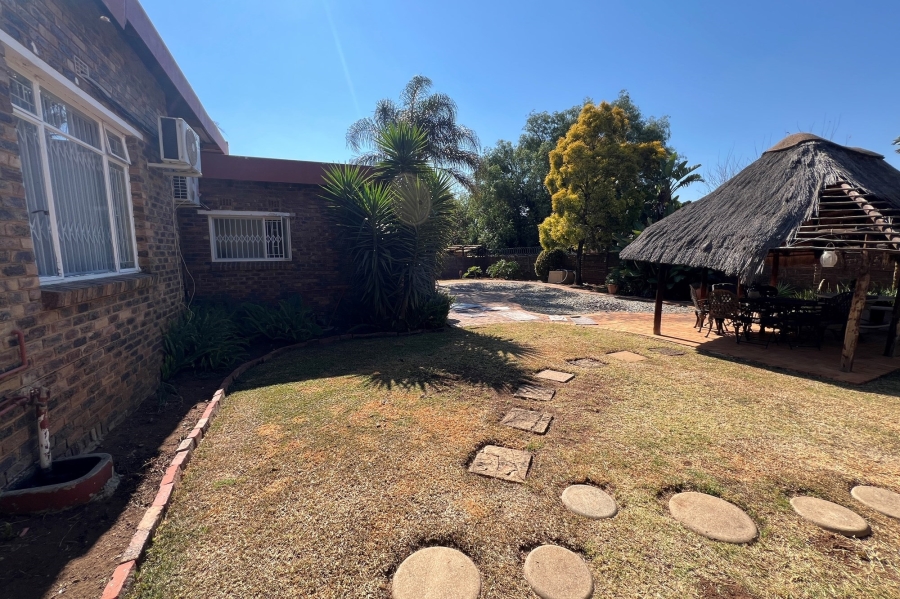 4 Bedroom Property for Sale in Rooihuiskraal Gauteng