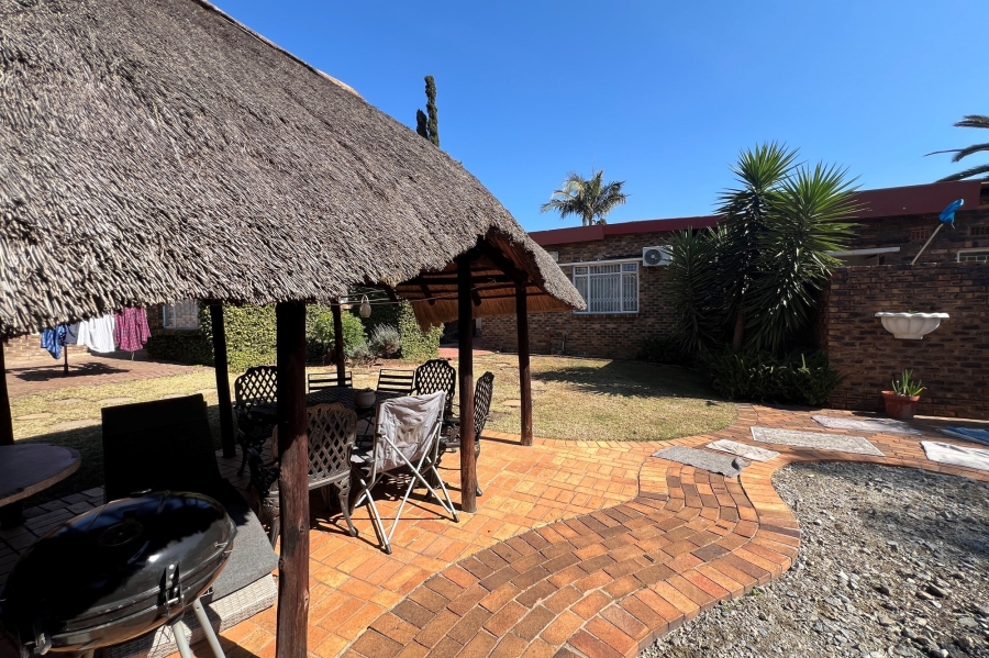 4 Bedroom Property for Sale in Rooihuiskraal Gauteng