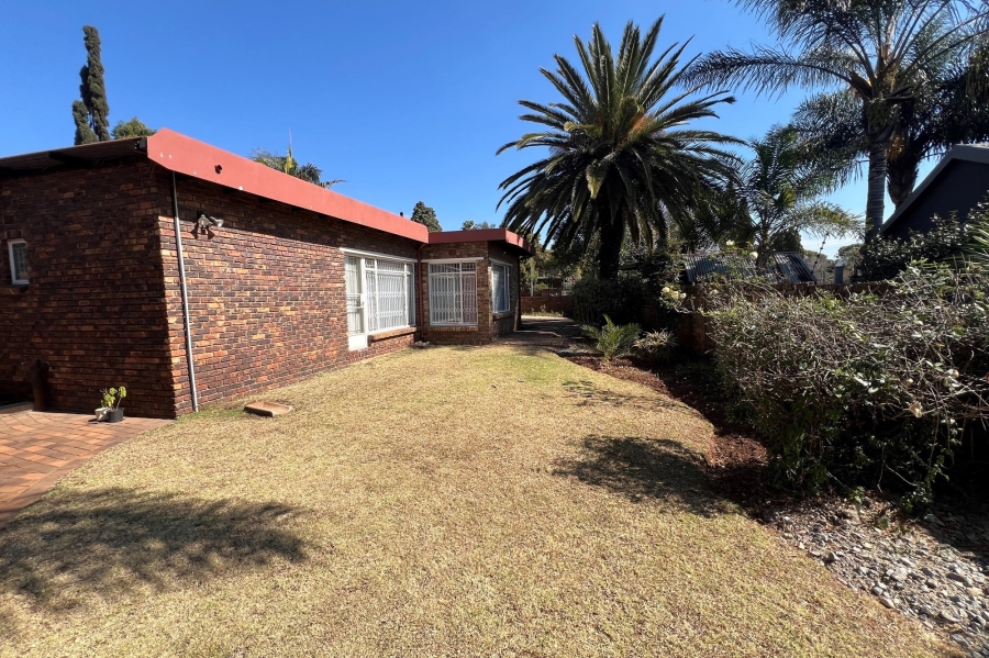 4 Bedroom Property for Sale in Rooihuiskraal Gauteng
