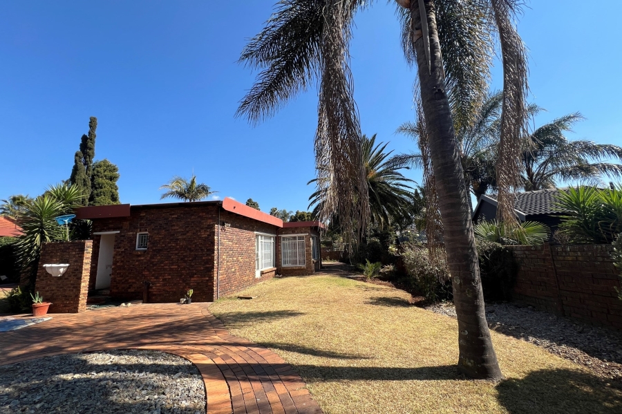 4 Bedroom Property for Sale in Rooihuiskraal Gauteng