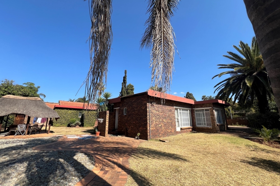 4 Bedroom Property for Sale in Rooihuiskraal Gauteng