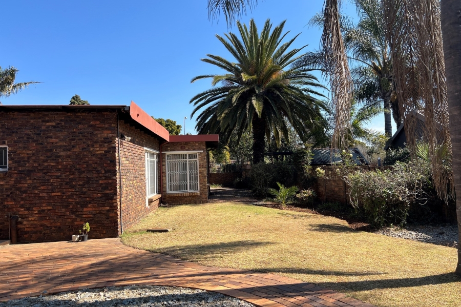 4 Bedroom Property for Sale in Rooihuiskraal Gauteng