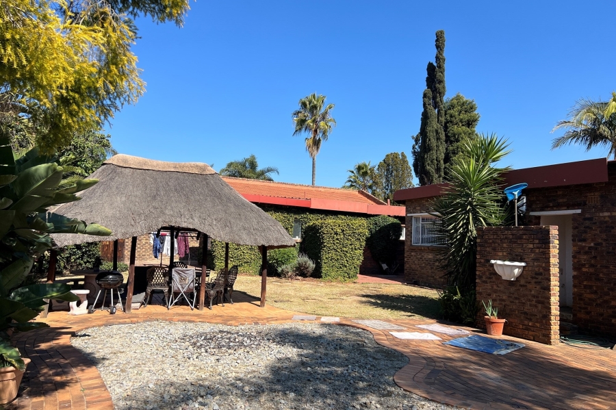 4 Bedroom Property for Sale in Rooihuiskraal Gauteng