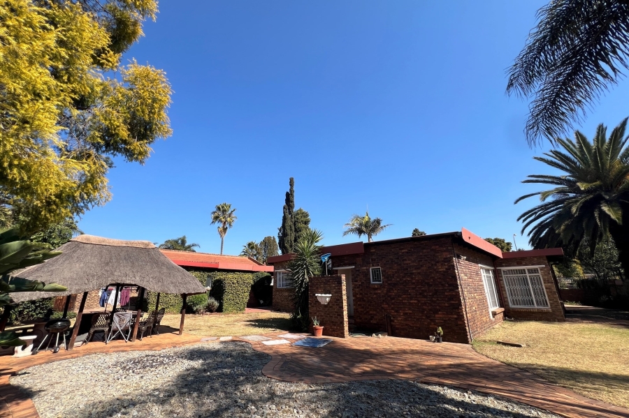 4 Bedroom Property for Sale in Rooihuiskraal Gauteng
