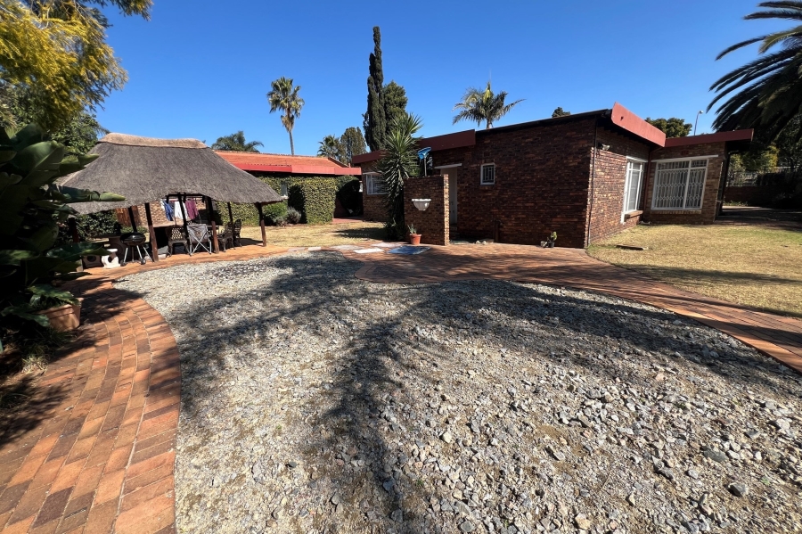 4 Bedroom Property for Sale in Rooihuiskraal Gauteng