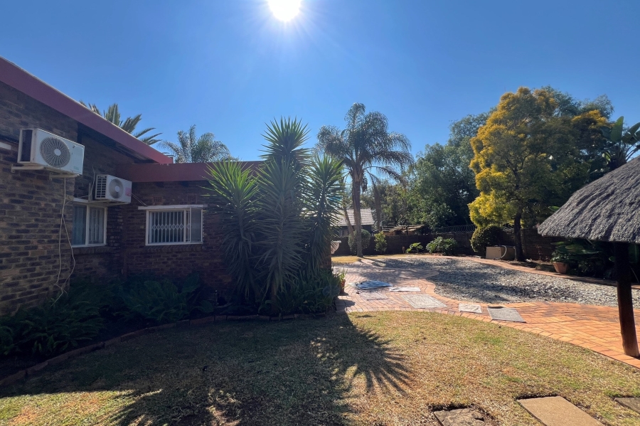 4 Bedroom Property for Sale in Rooihuiskraal Gauteng