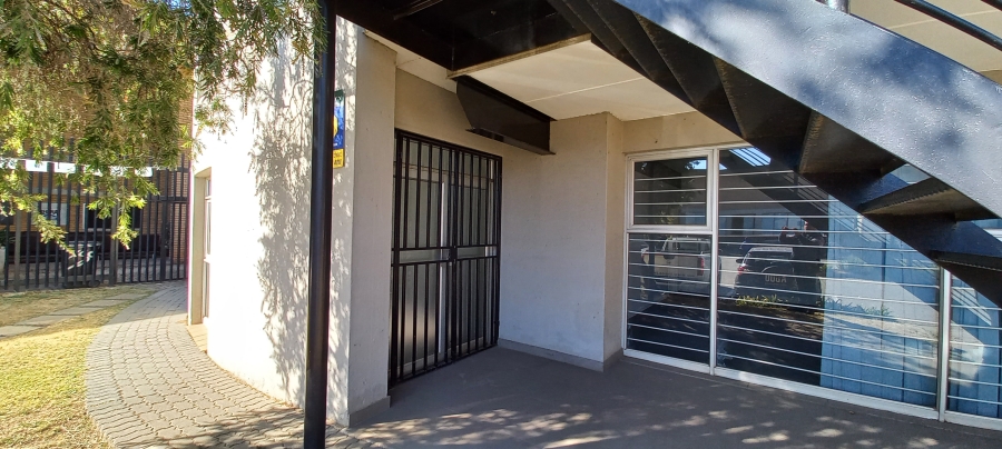 To Let commercial Property for Rent in Driehoek Gauteng