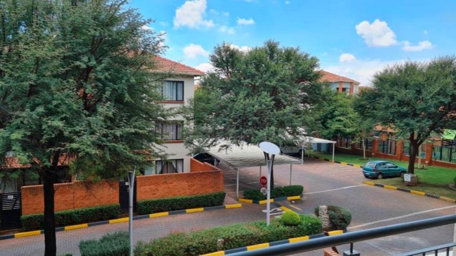 To Let 2 Bedroom Property for Rent in Greenstone Hill Gauteng