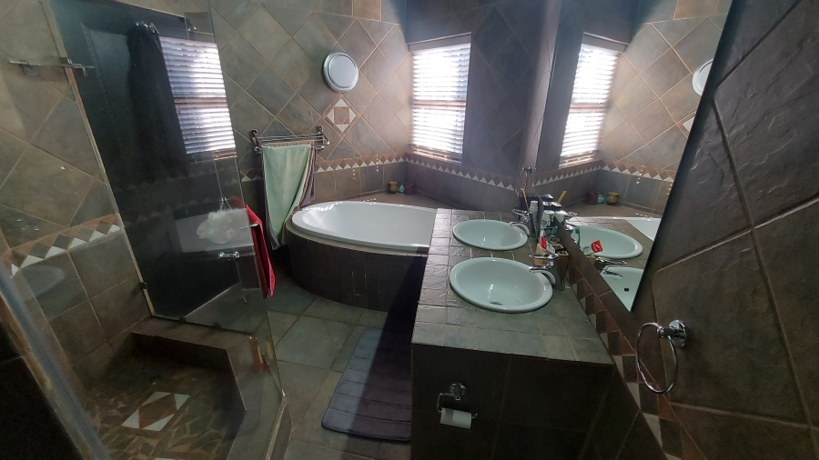 4 Bedroom Property for Sale in Waterkloof Ridge Gauteng