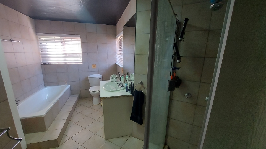 4 Bedroom Property for Sale in Waterkloof Ridge Gauteng