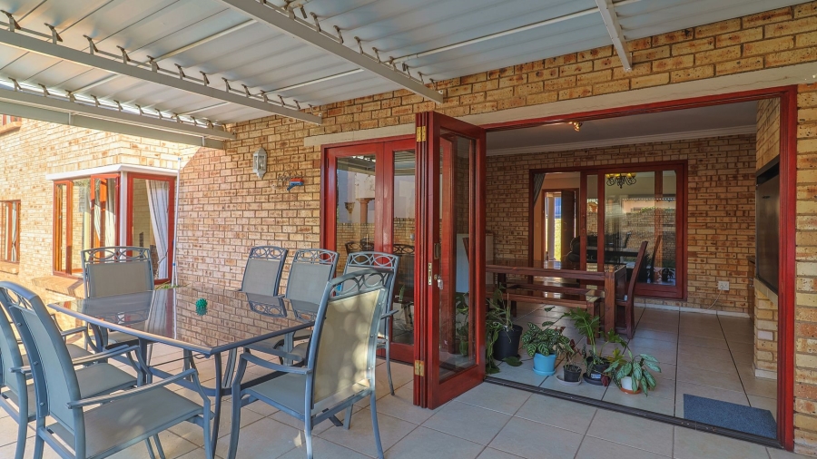 4 Bedroom Property for Sale in Tres Jolie Gauteng