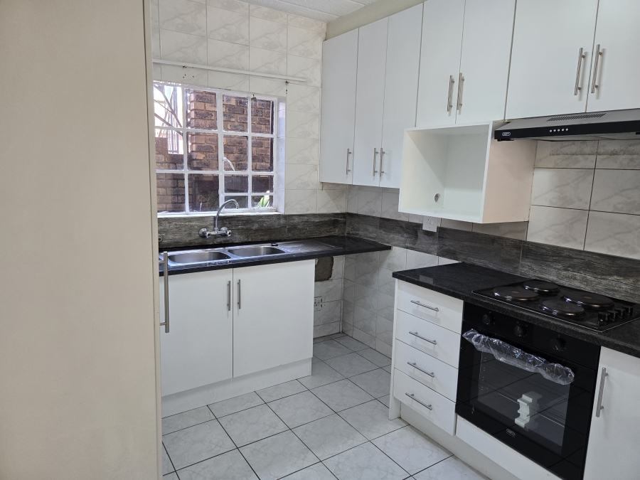 To Let 2 Bedroom Property for Rent in North Riding Gauteng