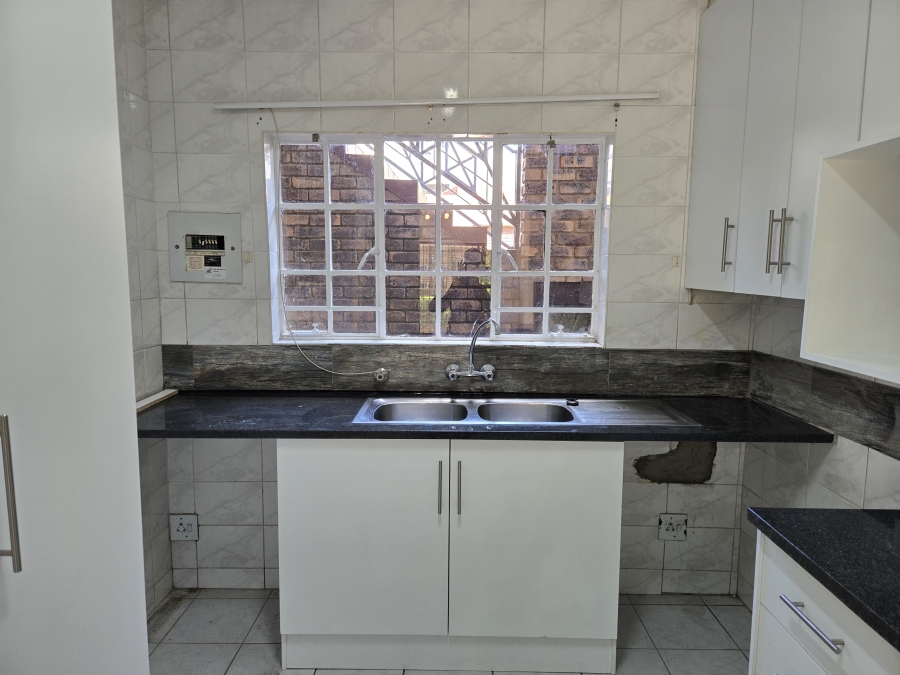 To Let 2 Bedroom Property for Rent in North Riding Gauteng
