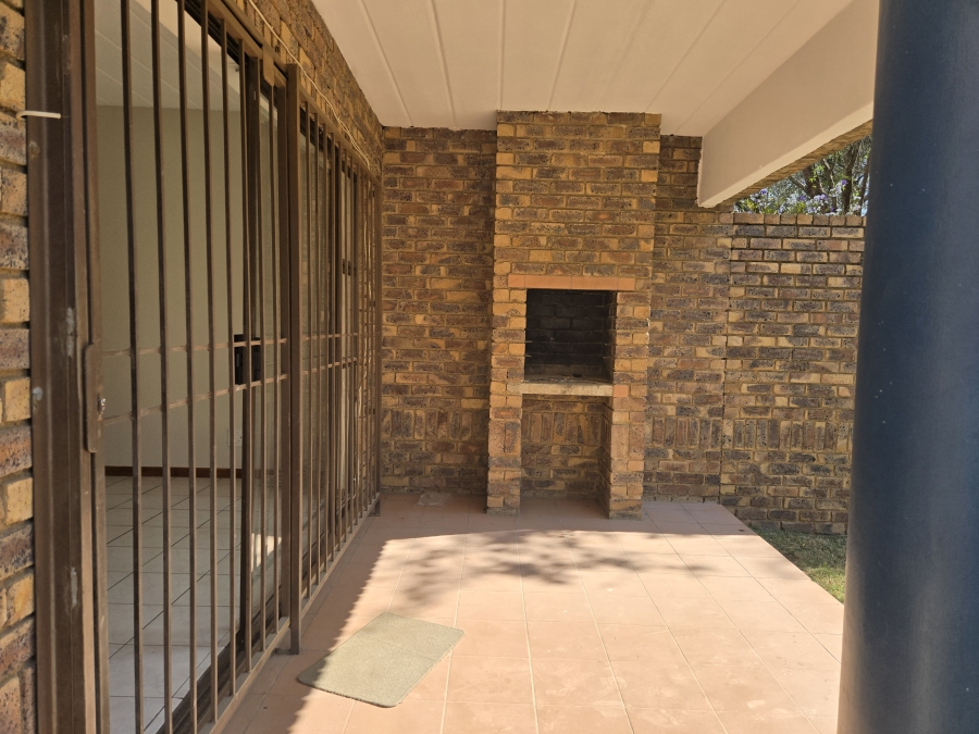 To Let 2 Bedroom Property for Rent in North Riding Gauteng