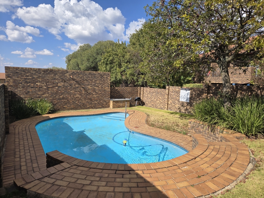 To Let 2 Bedroom Property for Rent in North Riding Gauteng