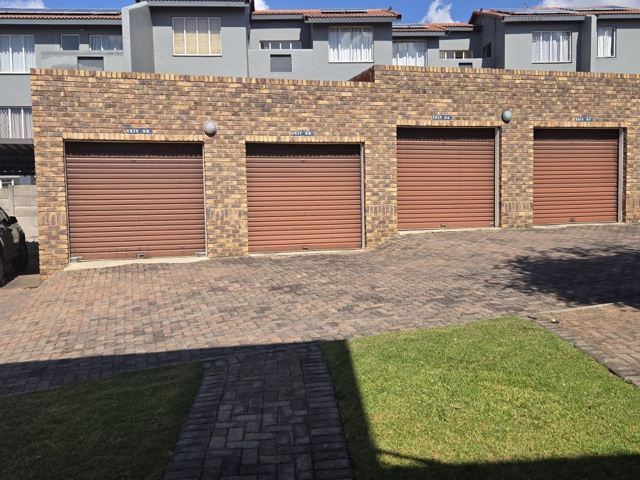 To Let 2 Bedroom Property for Rent in North Riding Gauteng