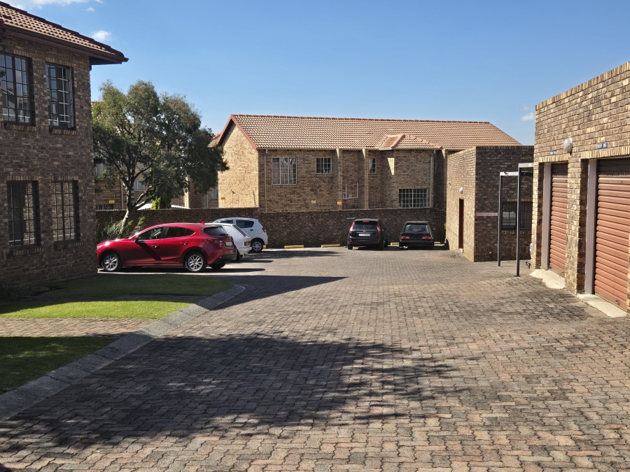To Let 2 Bedroom Property for Rent in North Riding Gauteng