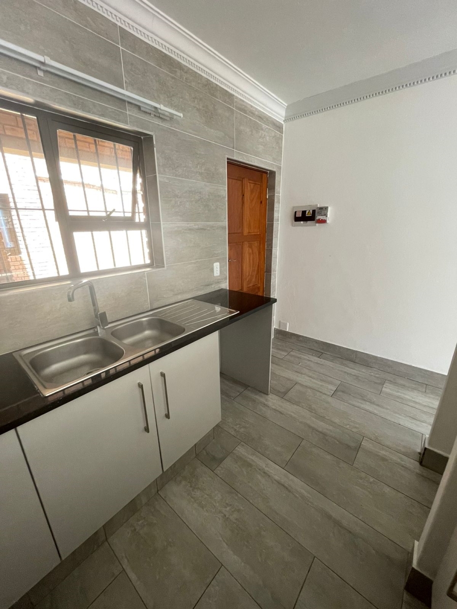 To Let 2 Bedroom Property for Rent in Oakdene Gauteng