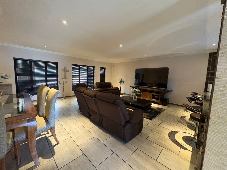 4 Bedroom Property for Sale in Sonneveld Gauteng