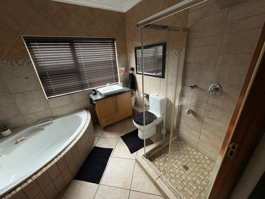 4 Bedroom Property for Sale in Sonneveld Gauteng