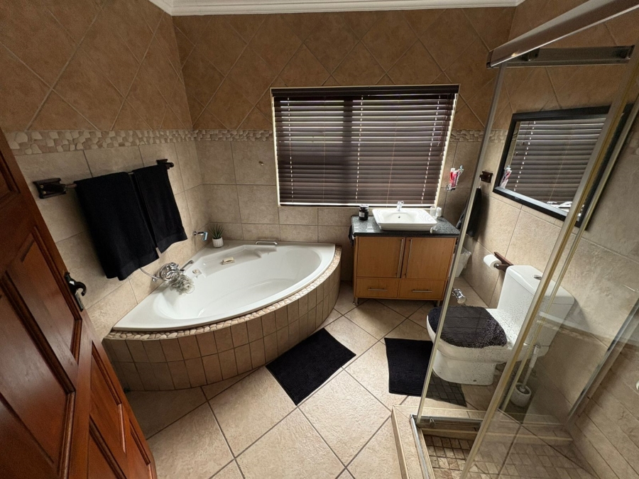 4 Bedroom Property for Sale in Sonneveld Gauteng
