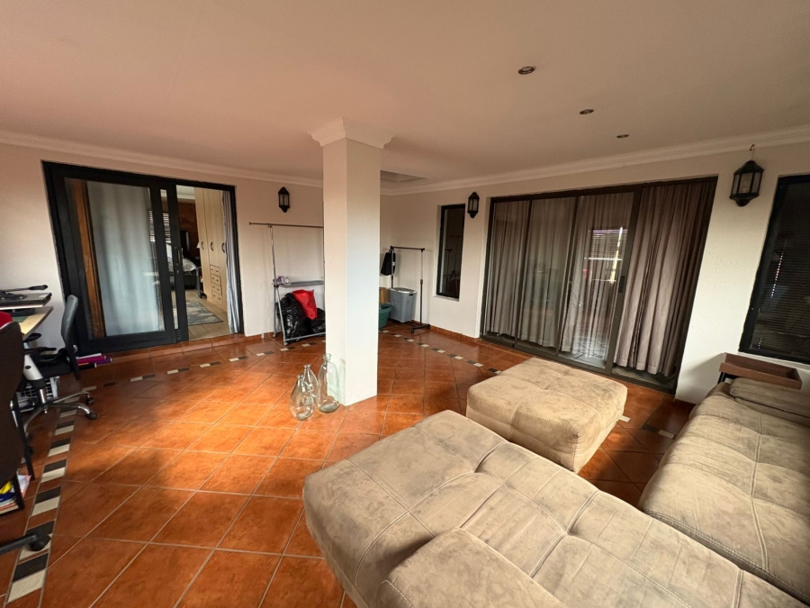 4 Bedroom Property for Sale in Sonneveld Gauteng