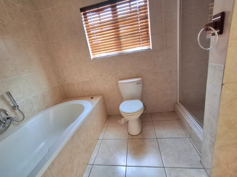 3 Bedroom Property for Sale in Kenleaf Gauteng
