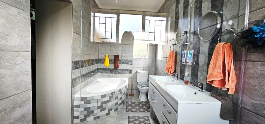 5 Bedroom Property for Sale in Wierda Park Gauteng