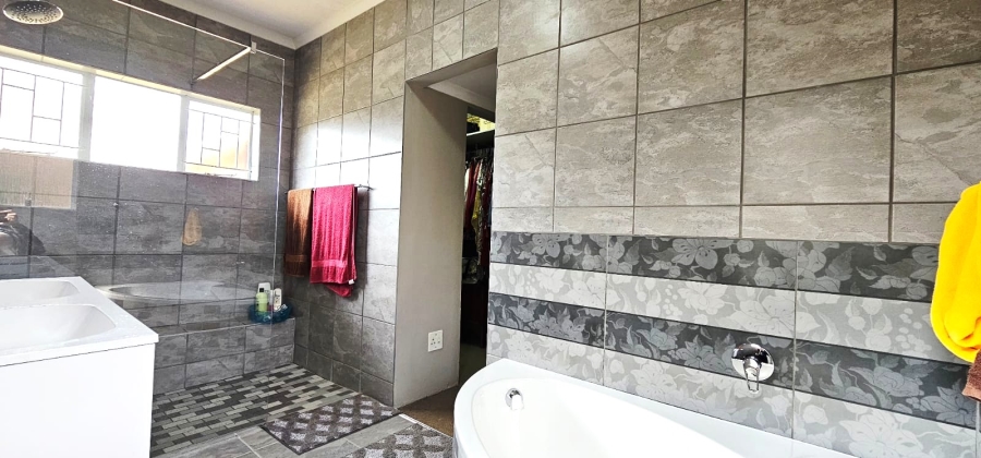 5 Bedroom Property for Sale in Wierda Park Gauteng