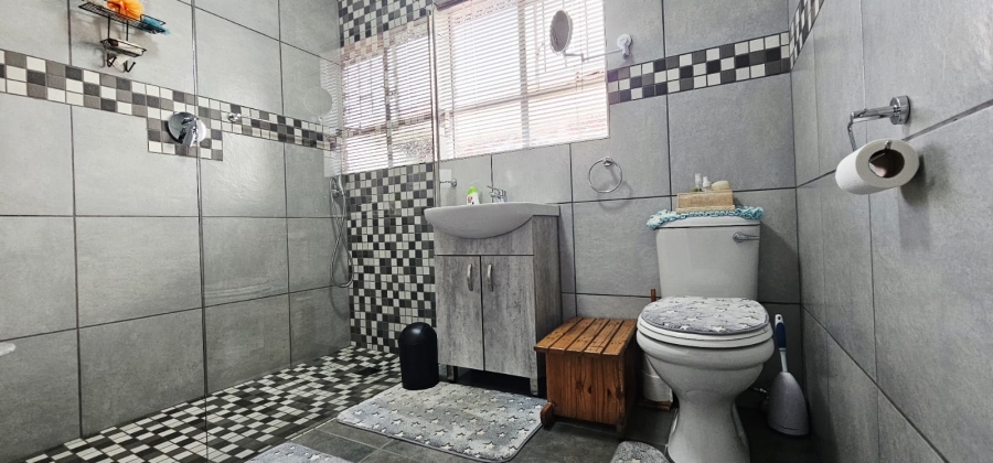 5 Bedroom Property for Sale in Wierda Park Gauteng