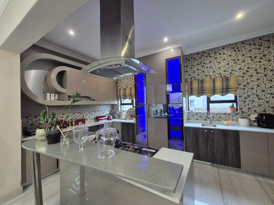 6 Bedroom Property for Sale in Helderwyk Gauteng