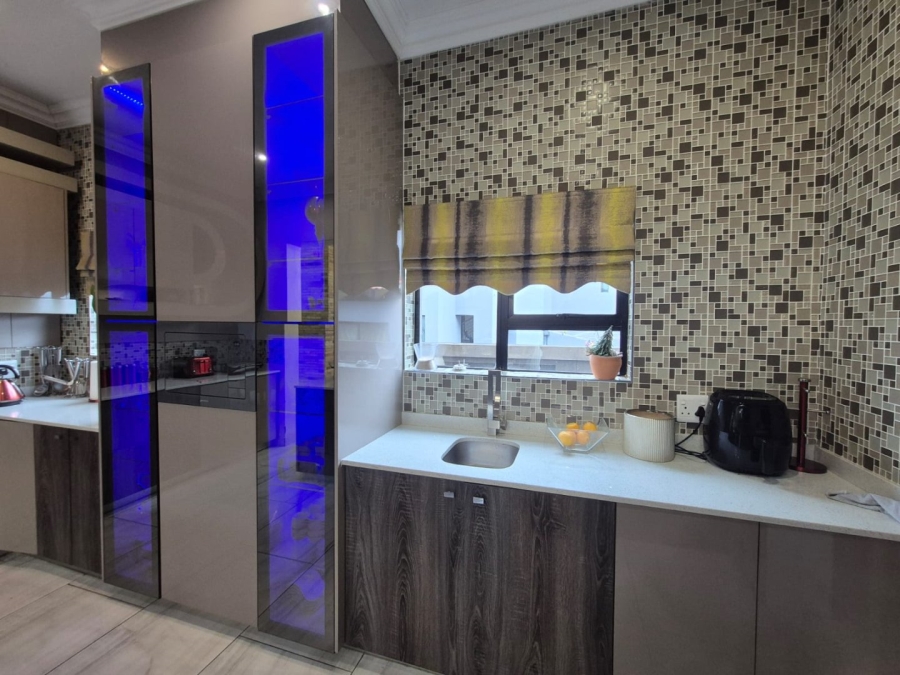 6 Bedroom Property for Sale in Helderwyk Gauteng