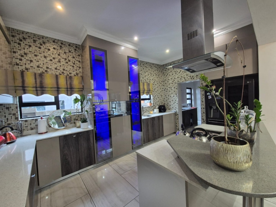 6 Bedroom Property for Sale in Helderwyk Gauteng