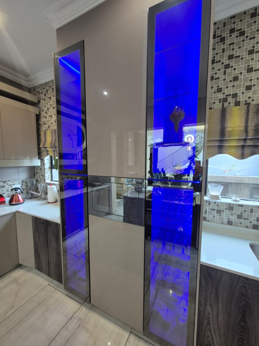 6 Bedroom Property for Sale in Helderwyk Gauteng