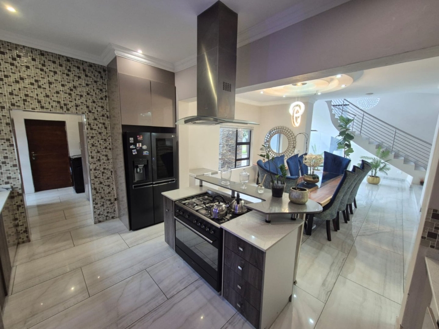 6 Bedroom Property for Sale in Helderwyk Gauteng