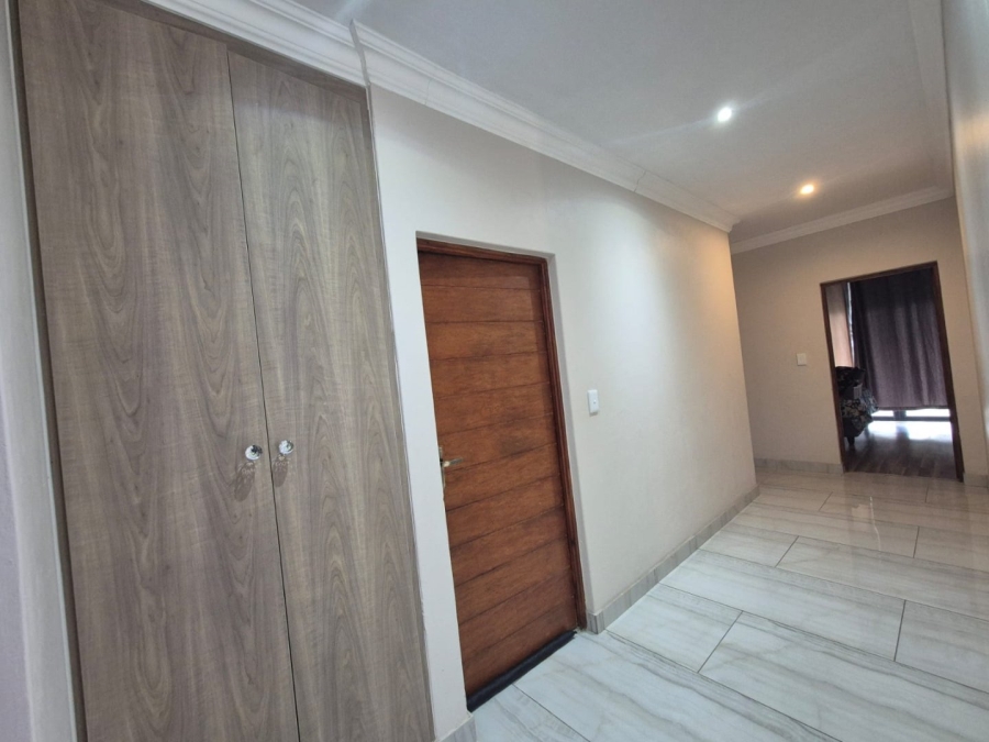 6 Bedroom Property for Sale in Helderwyk Gauteng