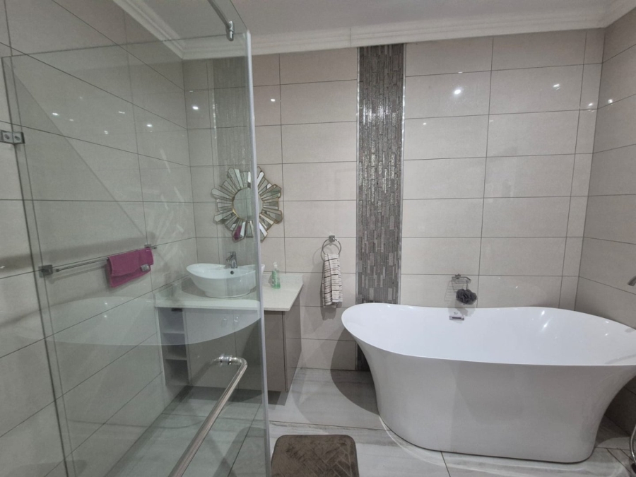 6 Bedroom Property for Sale in Helderwyk Gauteng