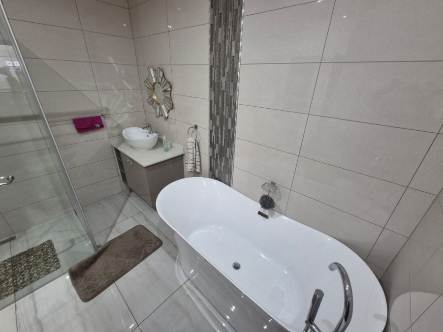 6 Bedroom Property for Sale in Helderwyk Gauteng